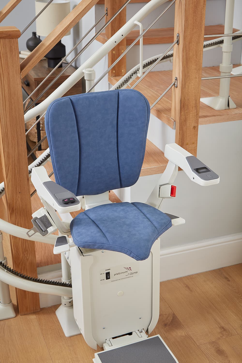 Monte escalier courbe Platinum Curve, assise bleue
