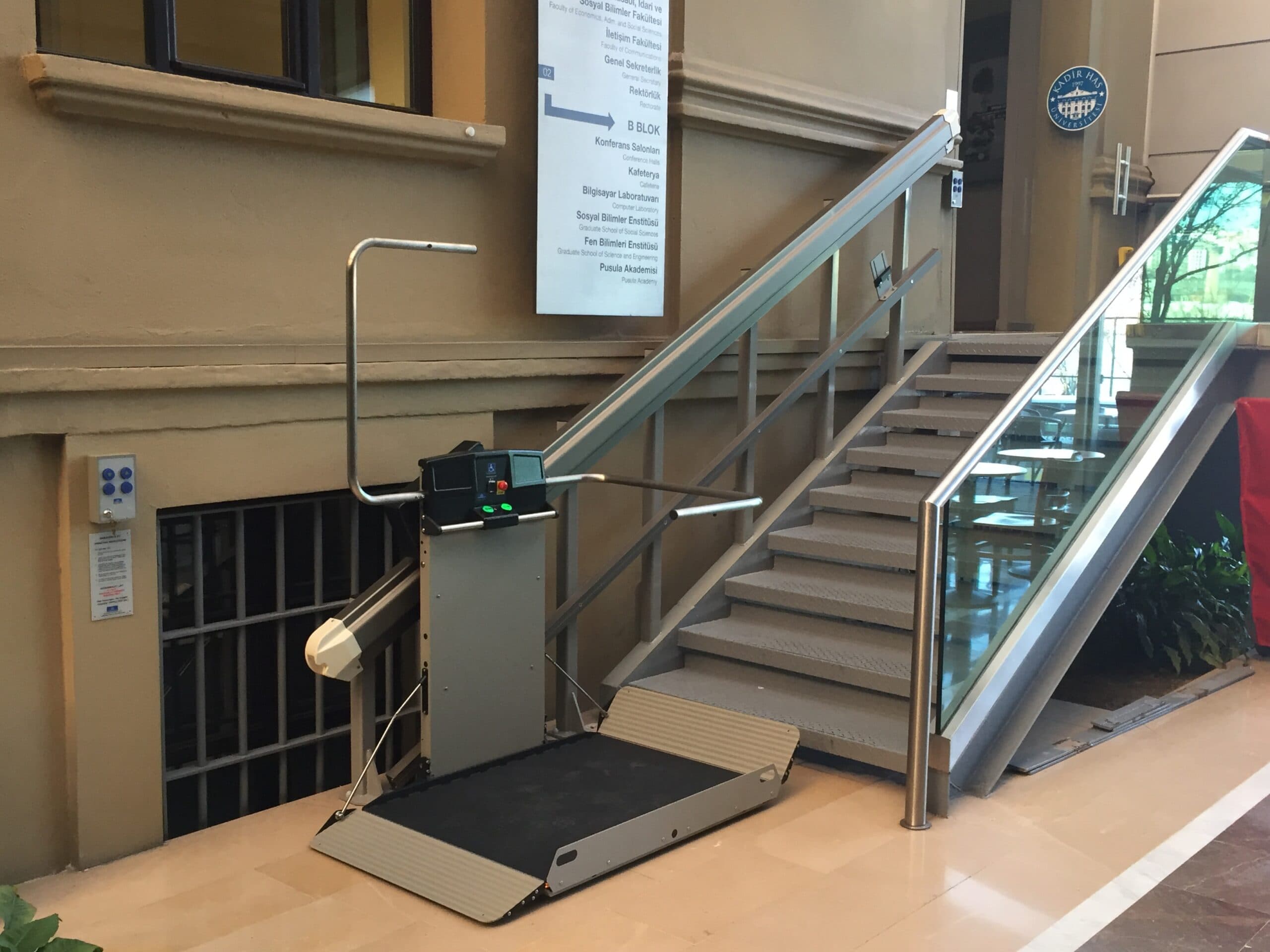 Plateforme monte-escalier inclinée pour escaliers droits Garaventa Lift X3 Idéal pour les escaliers d’édifices privés et publics